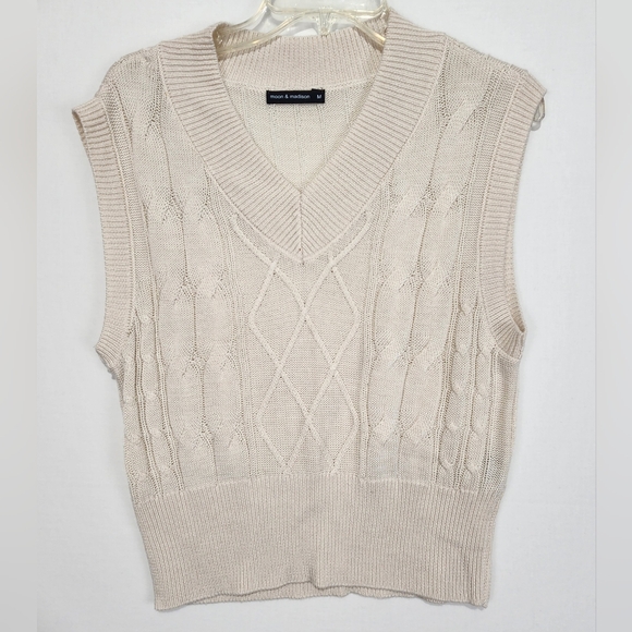 moon & madison Sweaters - Moon & Madison Women's Cream Cable Knit Sweater Vest Size M